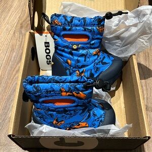 Bogs Snow Boots, size 5, Blue Dino